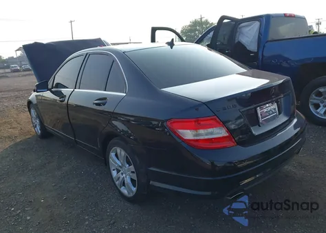 2010 Mercedes-Benz C 300 z USA, uszkodzony, nr VIN WDDGF5EB1AR119649